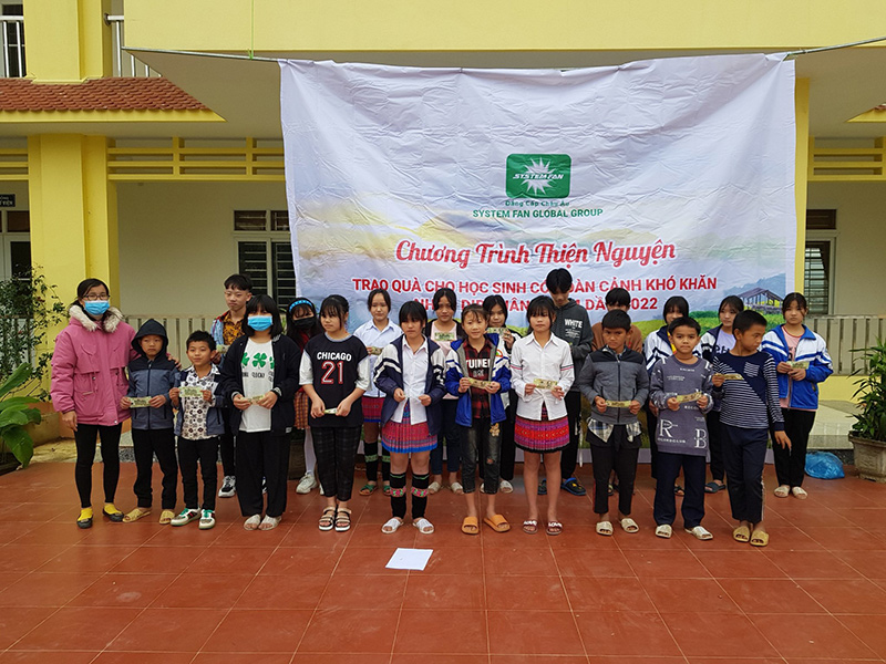 Trao tiền mặt cho học sinh trường THCS Trung Chải 1 Trao tiền mặt cho học sinh trường THCS Trung Chải