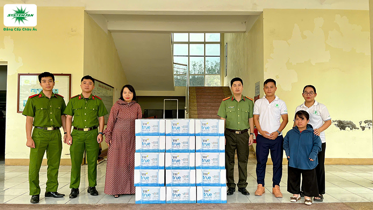 Ủng hộ nước sạch tới cơ quan thị xã Kinh Môn 1