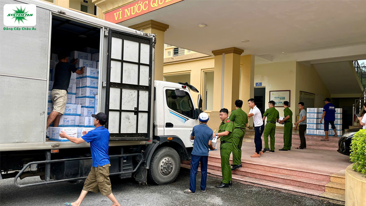 Ủng hộ nước sạch tới cơ quan thị xã Kinh Môn 2