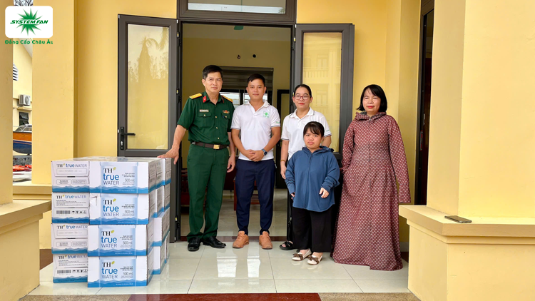 Ủng hộ nước sạch tới cơ quan thị xã Kinh Môn 3