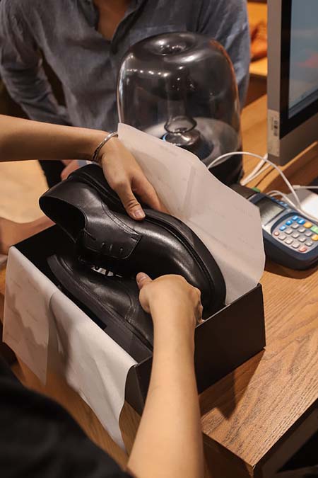 Một đôi giày Tây được trau chuốt kỹ càng