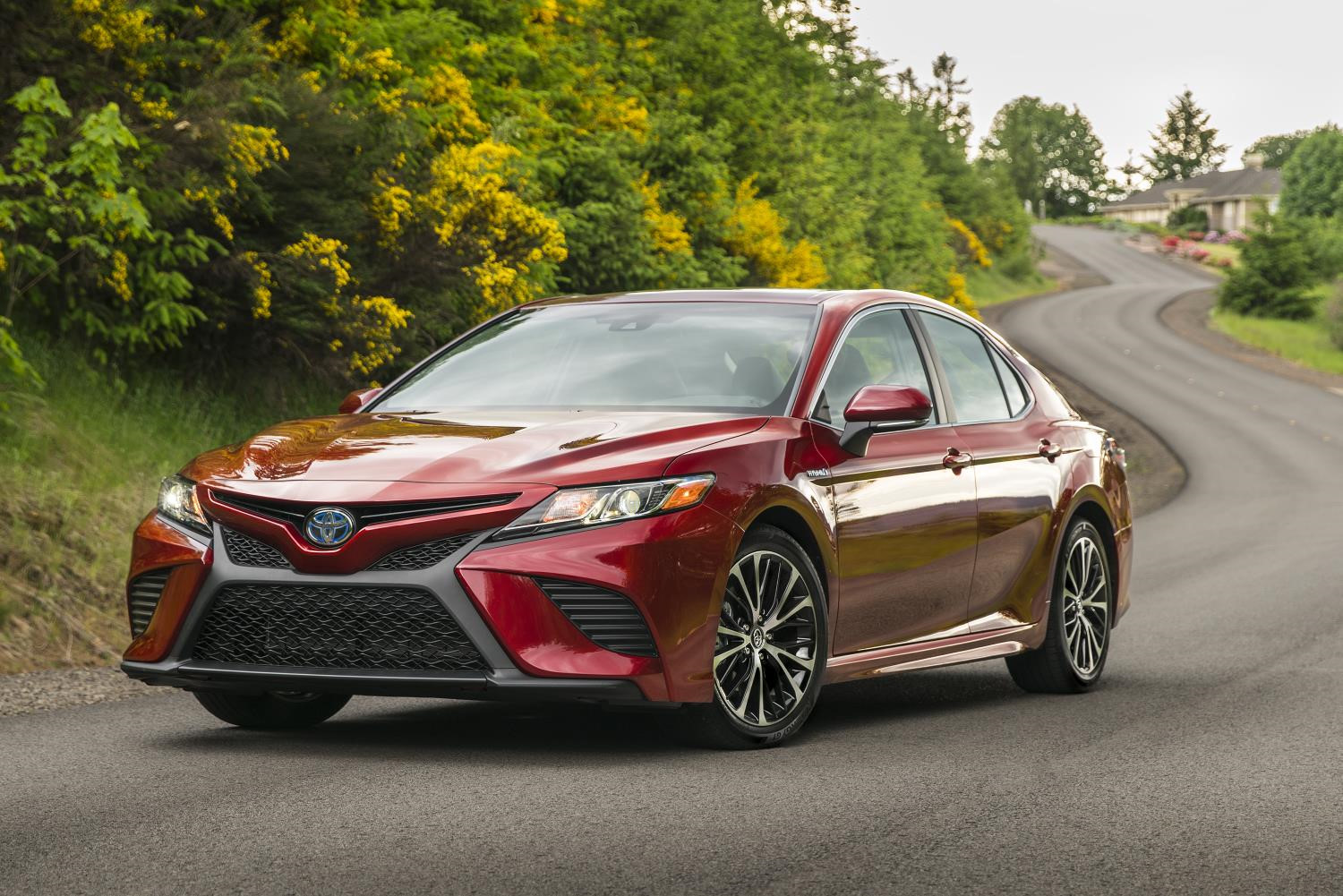 8-mau-xe-the-thao-ngang-gia-voi-toyota-camry