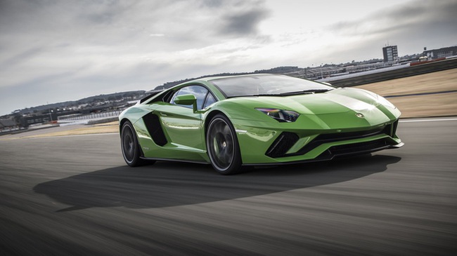 4-dieu-khien-lamborghini-aventador-s-tro-nen-dac-biet