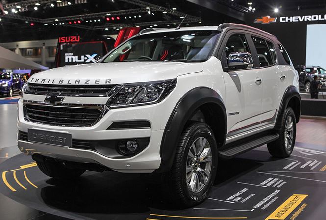 chevrolet-trailblazer-chot-gia-tu-859-trieu-dong-ap-luc-len-toyota-fortuner-khan