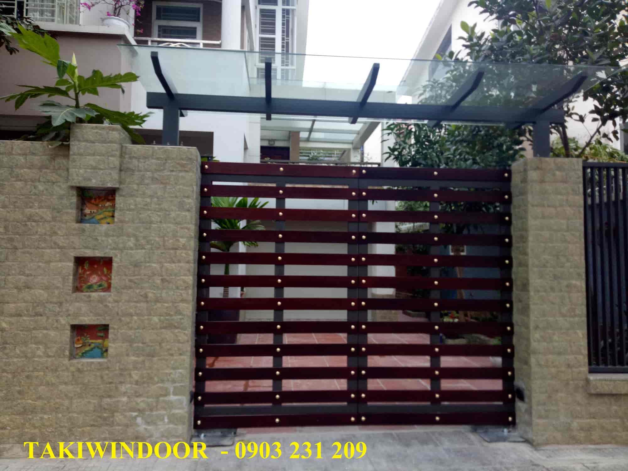 Cửa cổng sắt sơn tĩnh điện kết hợp với gỗ lim Nam Phi lắp với moto cổng tự động âm sàn tại khu đô thị Văn Phú