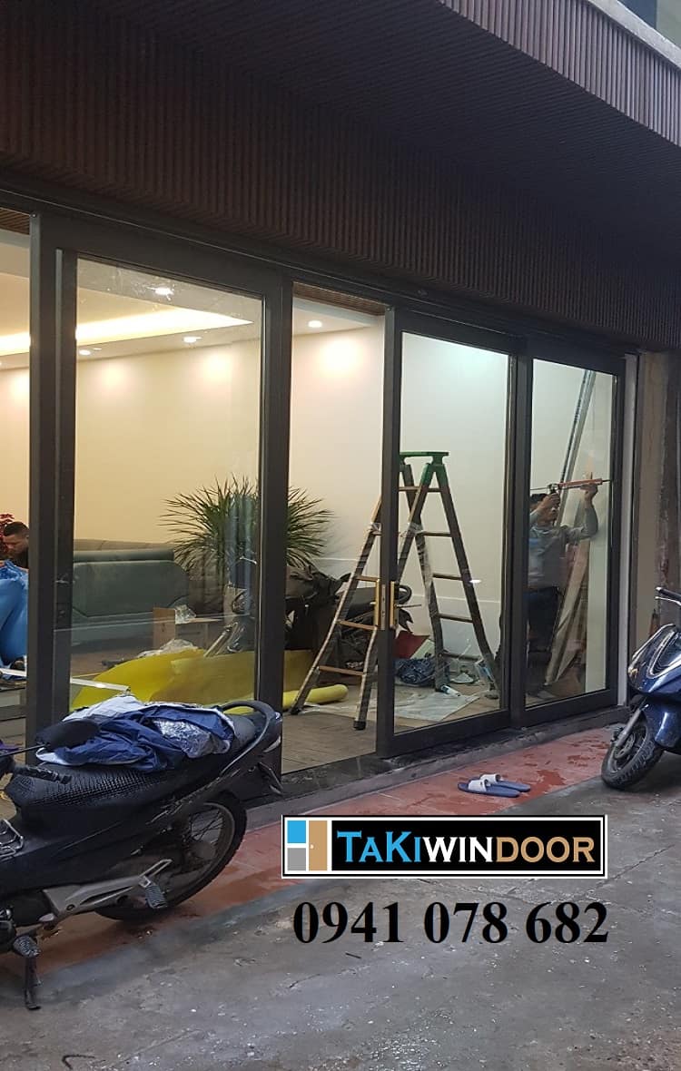 Cửa kính khung sắt thép inox sơn tĩnh điện lùa 4 cánh mặt tiền