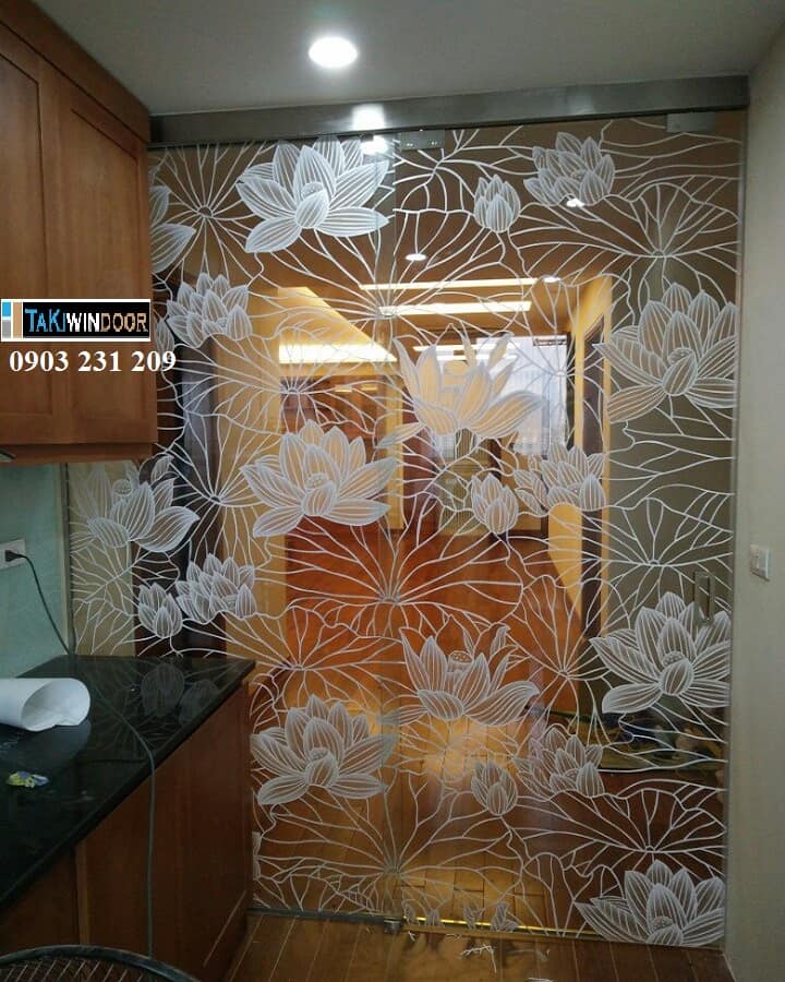 Cửa kính cường lực lùa khắc hoa văn hoa sen