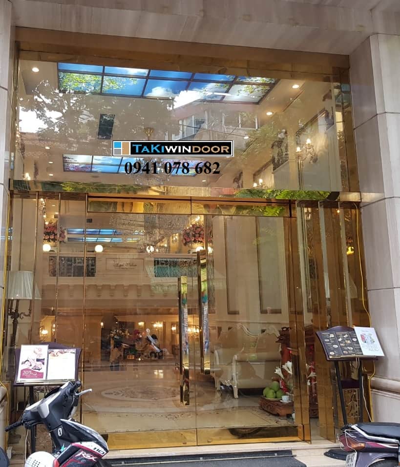 Thi công cửa kính khung inox vàng gương tại Vân Đồn Quảng Ninh