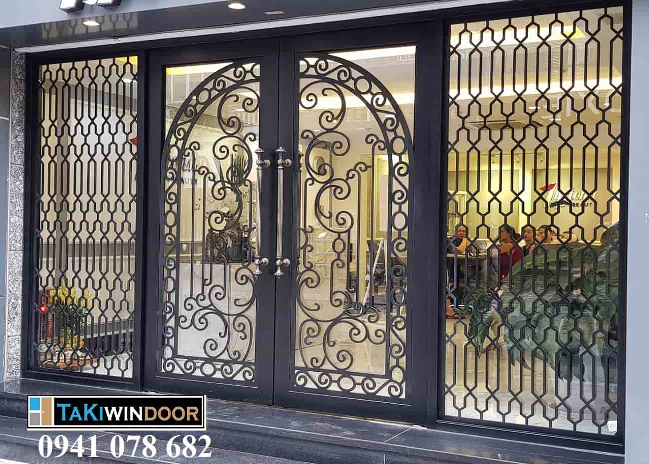 Cửa kính khung sắt sơn tĩnh điện có họa tiết cắt CNC