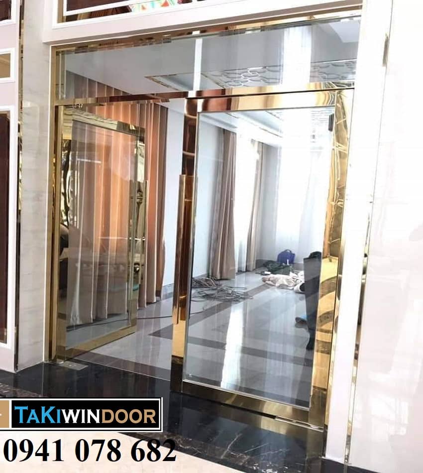 Cửa kính thủy lực khung inox vàng gương cho gia đình
