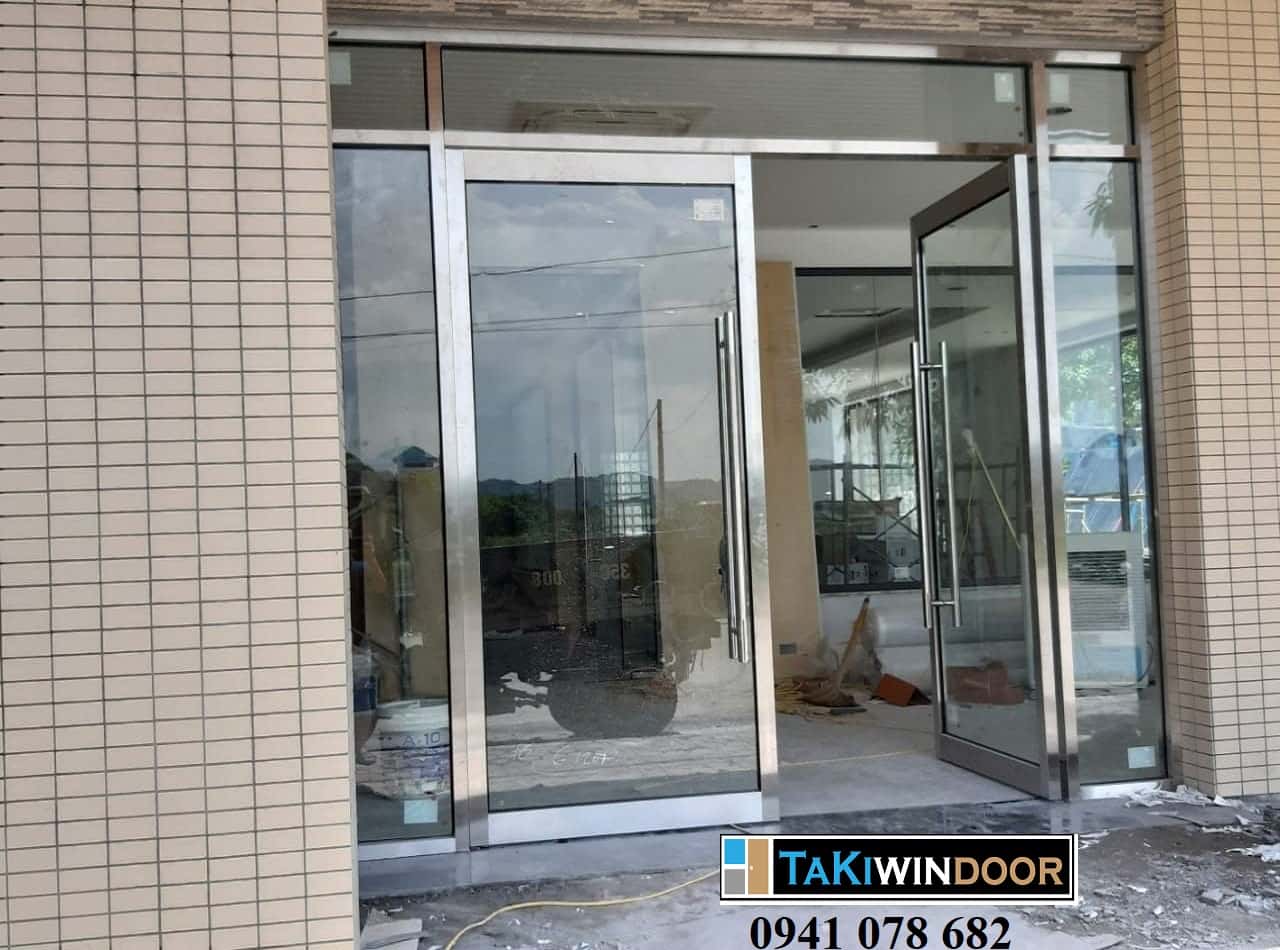 Thi công cửa thủy lực khung inox xước mờ