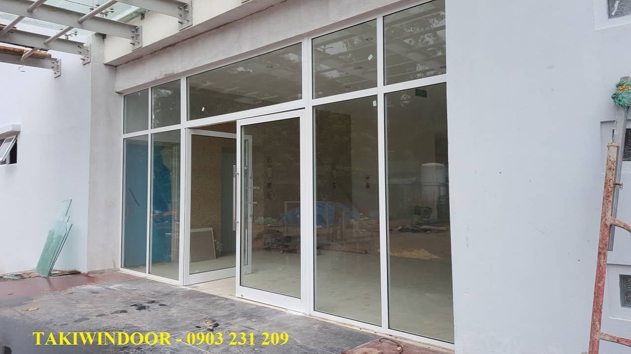 Cửa kính thủy lực khung nhôm kết hợp với vách khung kính