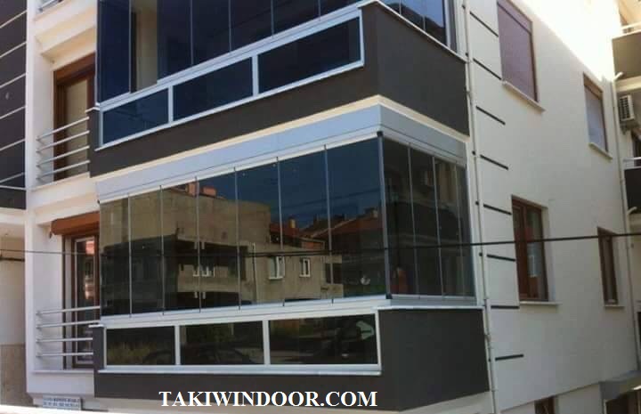 cửa lùa xếp gấp với kính cường lực xanh đen được lắp tại ban công