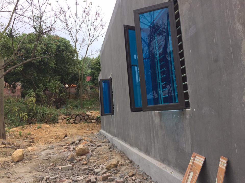 Cửa sổ mở quay 2 cánh kính phim xanh nhôm PMA