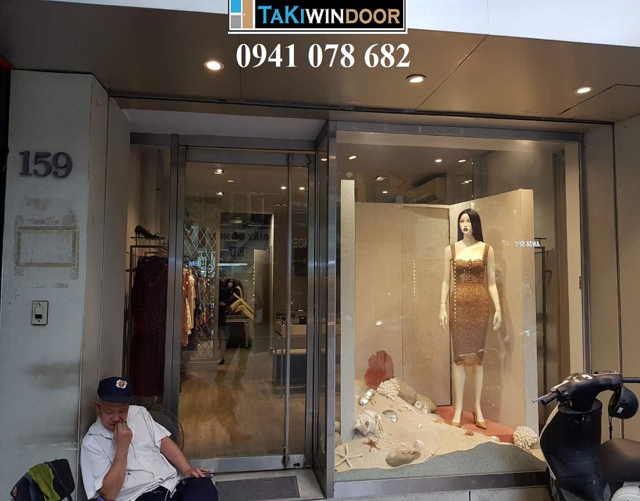 Cửa inox xước mờ mặt tiền shop thời trang