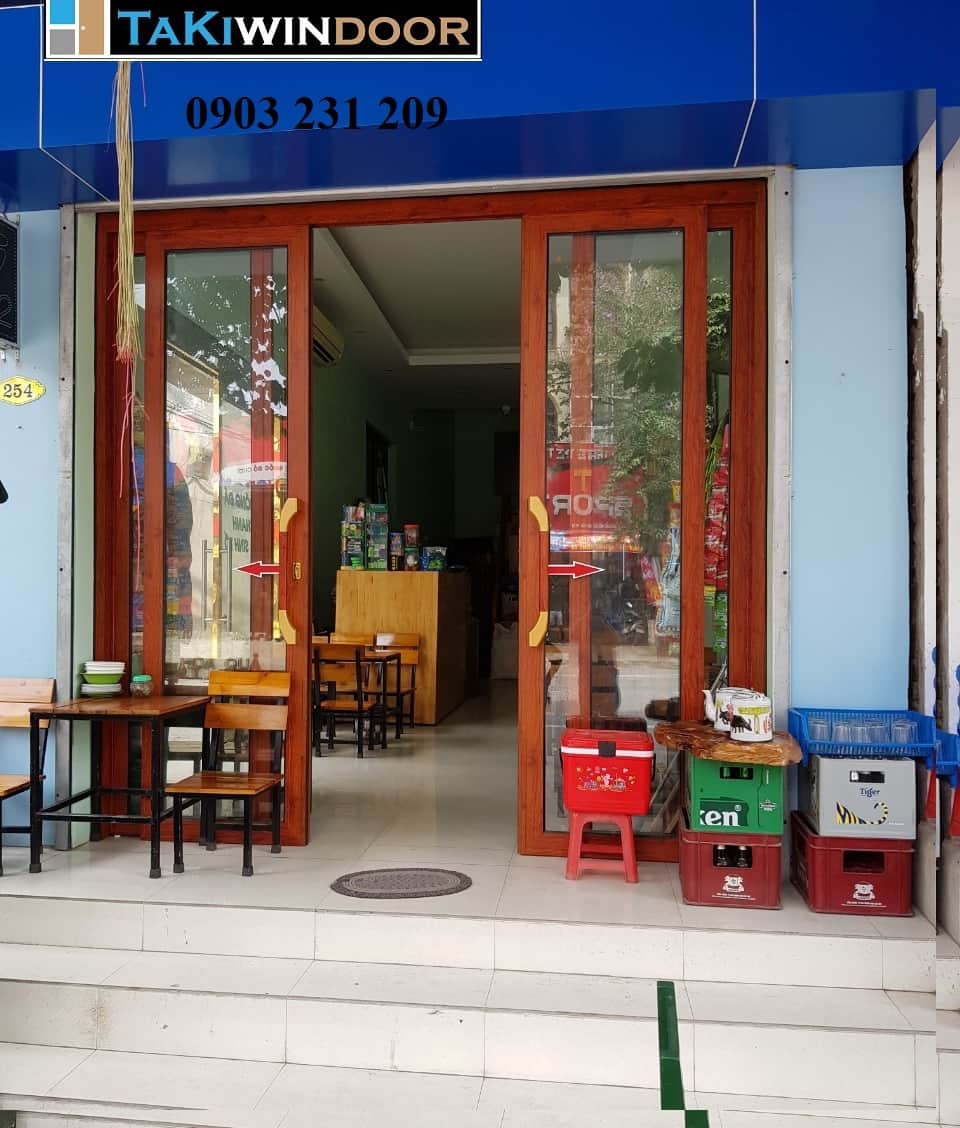 Cửa trượt quay 4 cánh màu vân gỗ lắp mặt tiền quán cafe