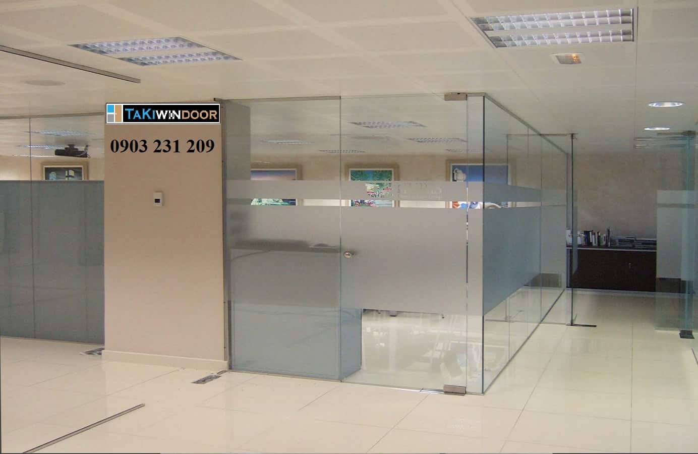 Thi công dán đề can cát mờ cho vách kính văn phòng