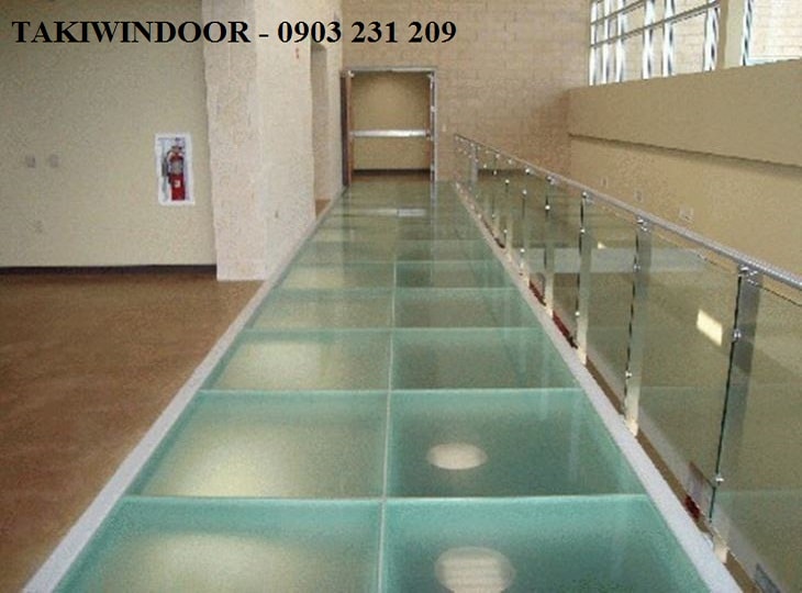 Sàn kính sử dụng kính dán cường lực có 1 mặt phun cát làm hành lang đi lại