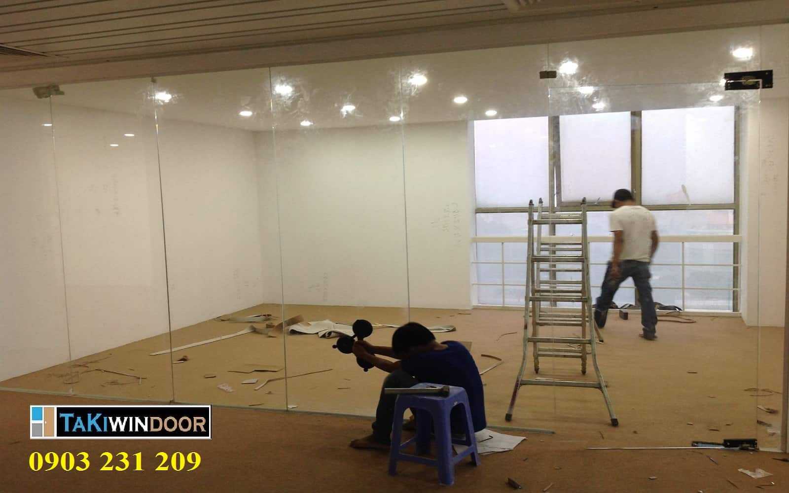 Thi công lắp đặt vách kính cường lực văn phòng