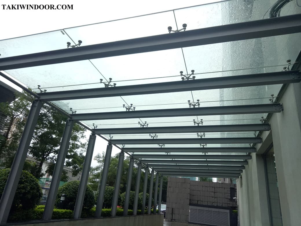 mái kính cường lực với kết cấu thép và hệ chân nhện đỡ