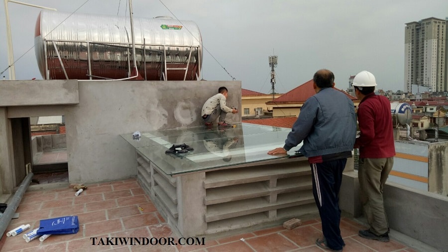 Thi công mái kính giếng trời sử dụng kính dán cường lực an toàn tại Hà Đông