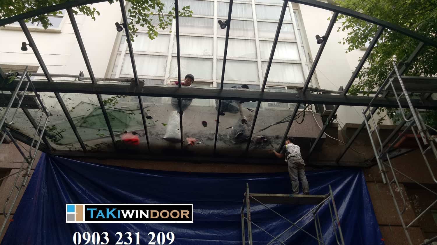 Tháo dỡ mái kính cường lực và kết cấu