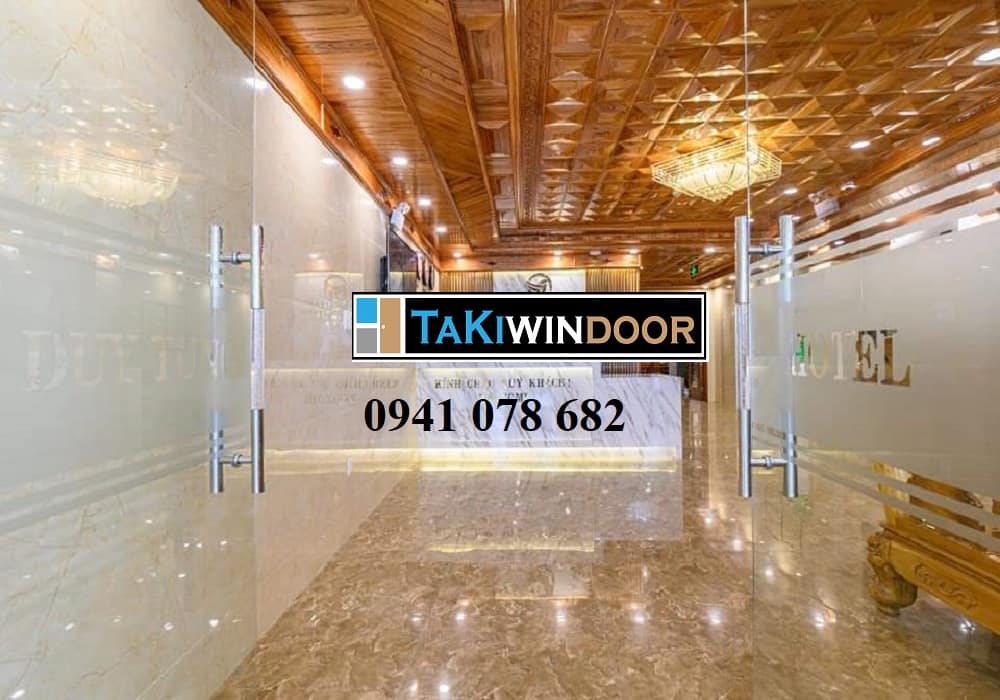 Thi công cửa kính cường lực cho khách sạn tại Vân Đồn Quảng Ninh