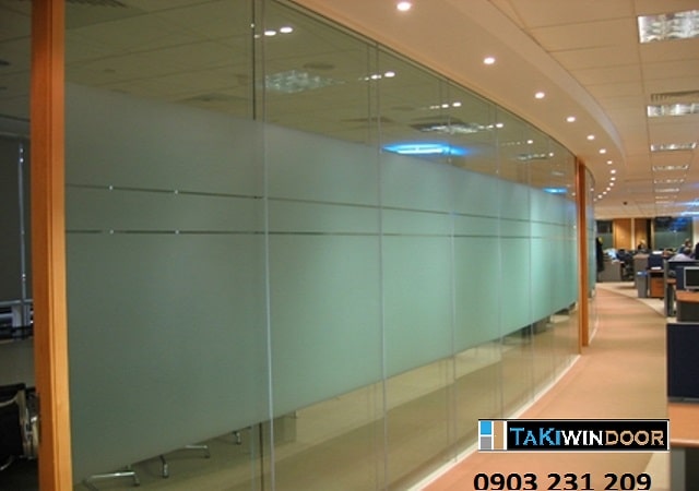 Thi công dán đề can cho vách kính văn phòng