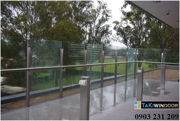 Thi công hàng rào kính cường lực