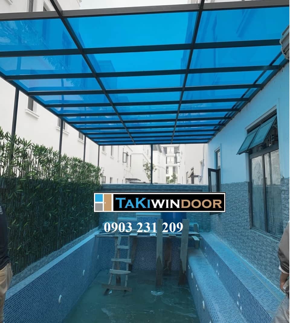 Thi công mái nhựa cho sân vườn, bể bơi