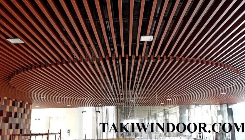 thi công trần nhôm bằng hộp nhôm thường vân gỗ