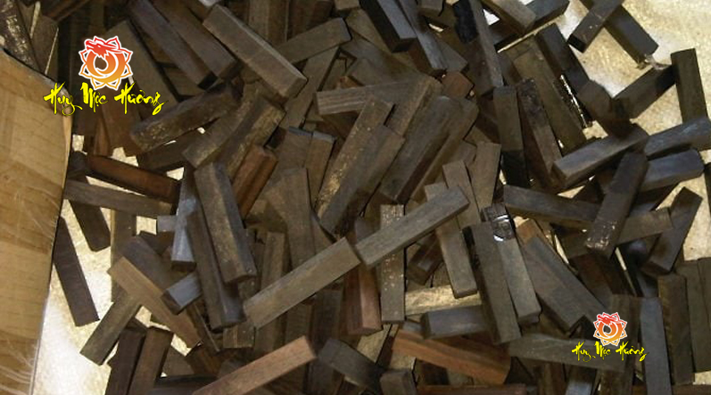 Phôi gỗ mun sừng chuẩn bị làm vòng tay phong thủy cao cấp tại xưởng Mộc Hương Shop