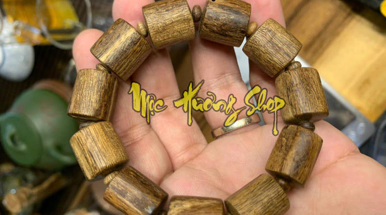 Vòng gỗ trầm hương chìm nước và cận chìm