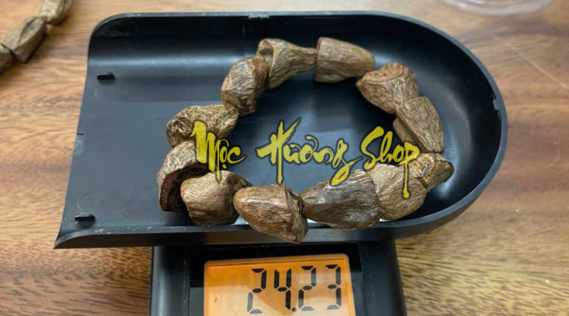 Vòng gỗ trầm hương mắt tử chìm nước quý hiếm