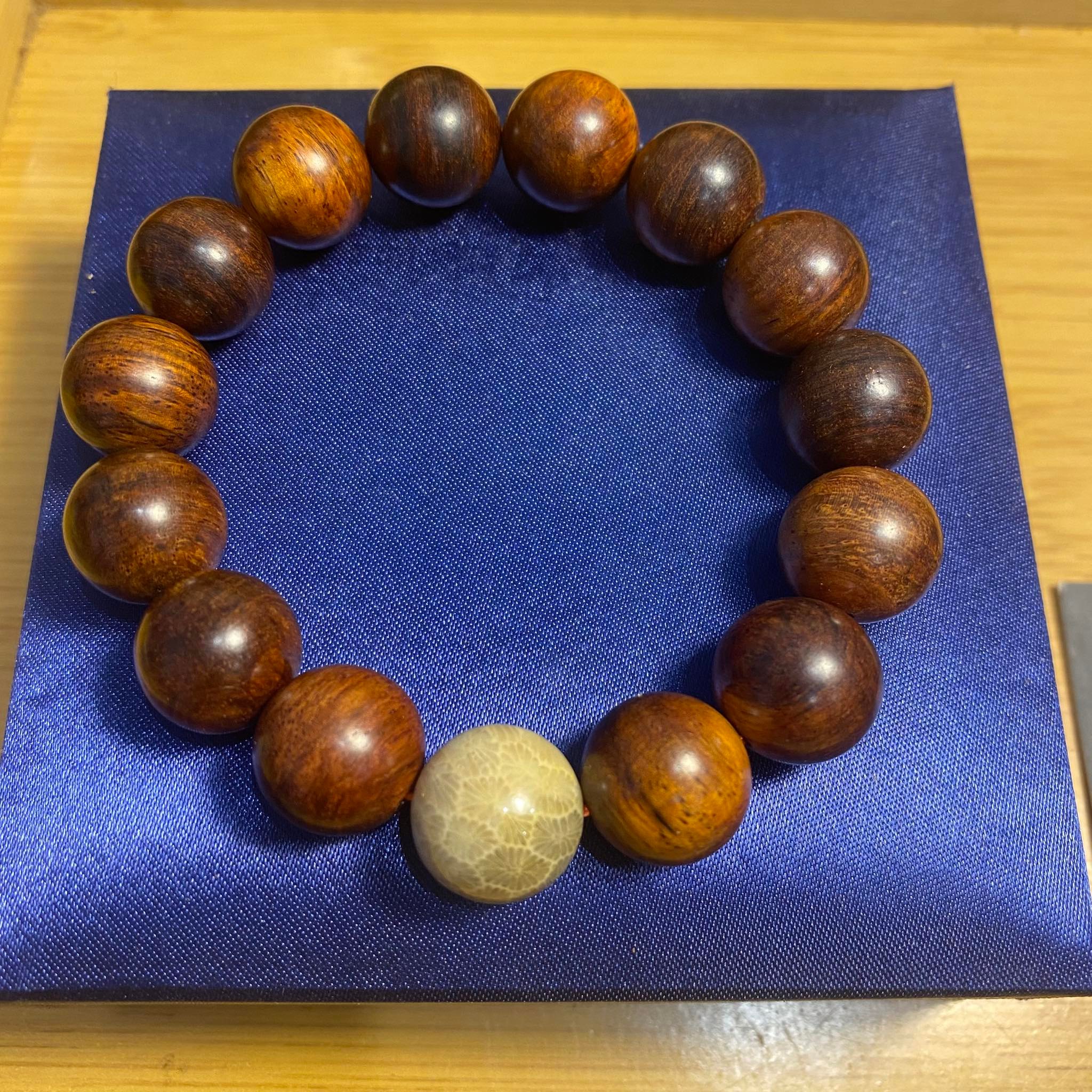 vòng tay gỗ sưa đỏ mix san hô hóa thạch