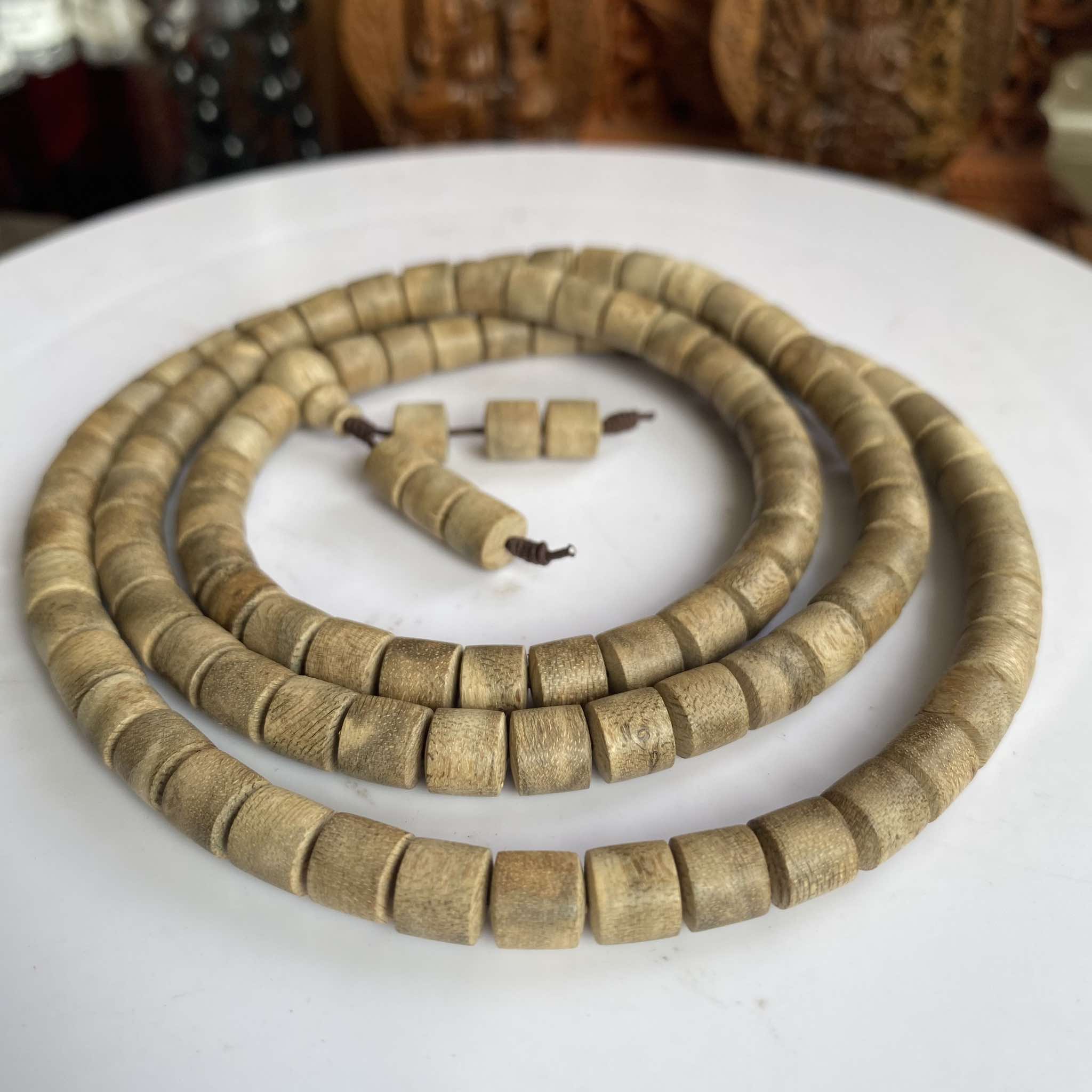 Vòng Trầm Hương Đốt Trúc Nhộng 7mm Banh Đỏ 108 Hạt