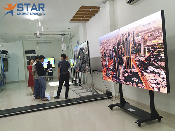 Khách hàng trãi nghiệm ShowRoom StarMart