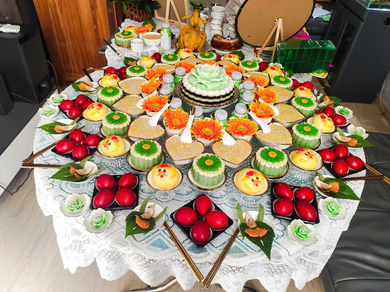 Trứng Gà Đỏ May Mắn Trong Mâm Cúng Đầy Tháng Thôi Nôi