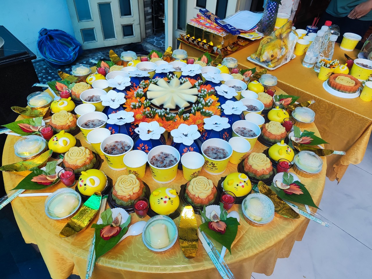 Mâm cúng đầy tháng tone vàng