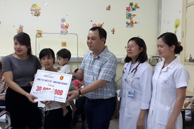 Nhãn hàng Evashoes và Báo An ninh Thủ đô trao tiền phẫu thuật tim bẩm sinh cho bé gái 1 tuổi