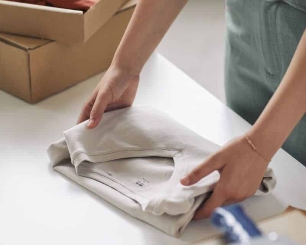 Quy cách đóng gói quần áo chuyên nghiệp cho các shop - Gấp gọn áo