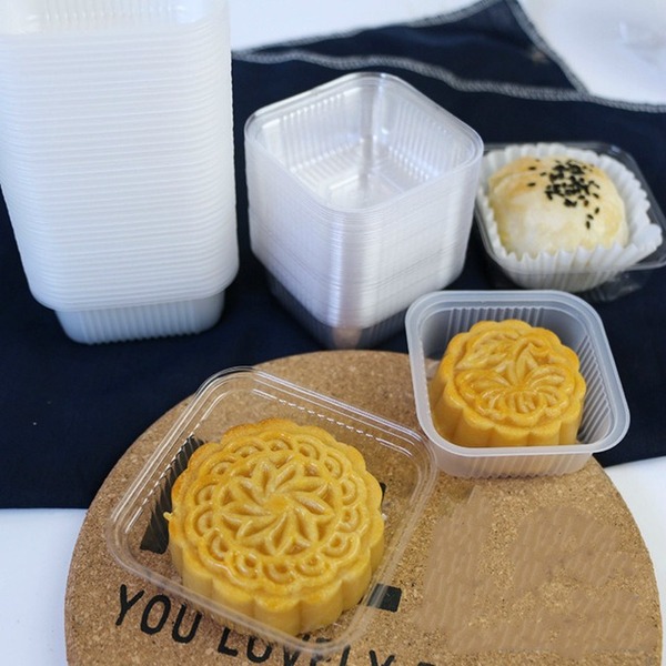 Bước quan trọng nhất để chống mốc là làm nguội bánh sau đó mới bỏ vào khay