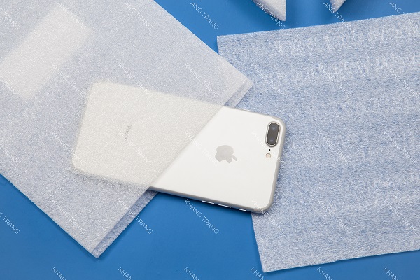 Đóng gói hàng hóa gửi bưu điện với linh kiện điện tử