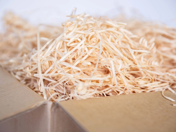 Sợi len gỗ được tạo ra từ gỗ bào mảnh nhỏ, có độ đàn hồi và khả năng chống sốc