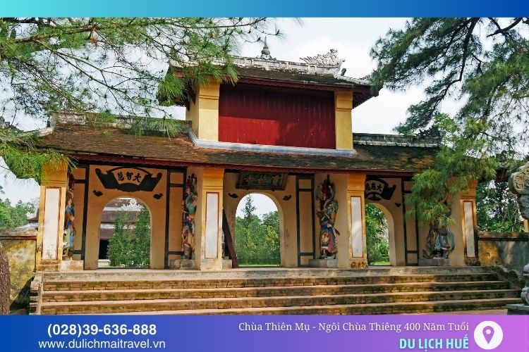 Cổng Tam Quan gồm ba lối đi tượng trưng ba thế giới với hai tầng mái tinh xảo