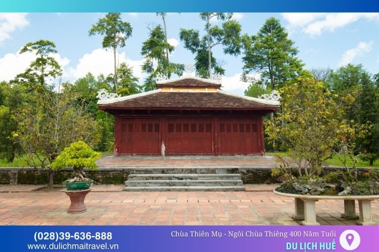 Điện Địa Tạng được bao quanh bởi sân rộng trong không gian tĩnh lặng