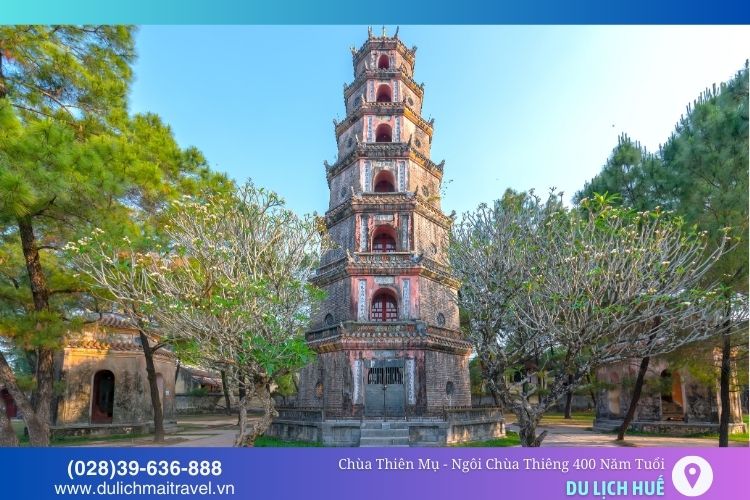 Tháp Phước Duyên - biểu tượng chùa Thiên Mụ được xây dựng năm 1844 với 7 tầng được xây bằng gạch mộc và đá thanh
