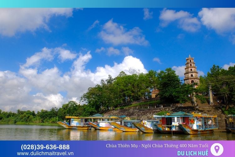 Chùa Thiên Mụ nằm bên dòng sông Hương với vẻ đẹp thanh tịnh và thơ mộng
