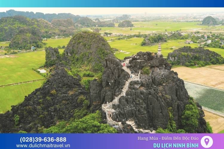 Hang Múa nổi bật với những bậc thang đá và cảnh quan thiên nhiên hùng vĩ