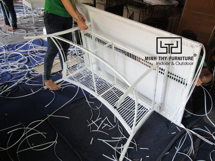 Thời gian để đan xong sản phẩm bàn ăn nhựa giả mây sân vườn